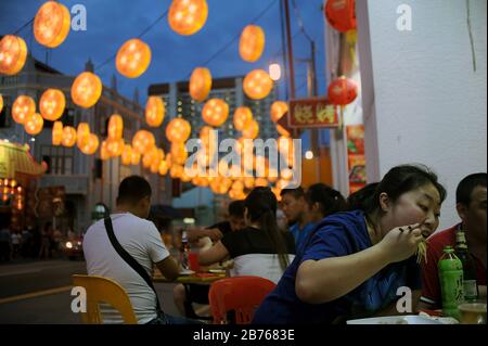 SINGAPOUR, le 19 février 2015 - les gens mangent dans un restaurant chinois sur South Bridge Road dans le quartier chinois de Singapour le premier jour des célébrations du nouvel an chinois. La nouvelle année est basée sur le calendrier lunaire chinois et est sous le signe de la brebis ou de la chèvre. Les trois quarts de la population de l'état-ville sont d'origine chinoise. [traduction automatique] Banque D'Images