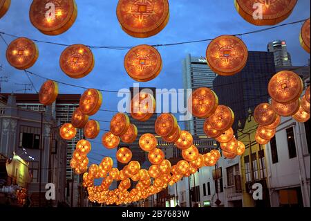 SINGAPOUR, le 19 février 2015 : la route du pont Sud éclairée par des lanternes dans le quartier chinois de Singapour le premier jour des célébrations du nouvel an chinois. La nouvelle année est basée sur le calendrier lunaire chinois et est sous le signe de la brebis ou de la chèvre. Les trois quarts de la population de l'état-ville sont d'origine chinoise. [traduction automatique] Banque D'Images