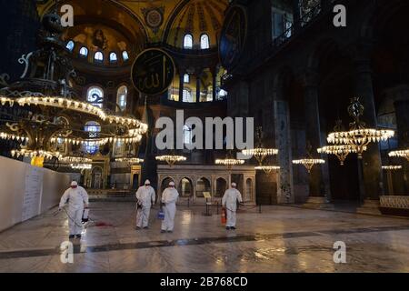 Istanbul, Turquie. 13 mars 2020. Les travailleurs pulvérisent du désinfectant au musée Ayasofya à Istanbul, en Turquie, le 13 mars 2020. Le ministre turc de la Santé Fahretin Koca a déclaré vendredi que le nombre de cas confirmés de COVID-19 en Turquie est passé à cinq, tous liés au premier patient. Crédit: Yasin Akgul/Xinhua/Alay Live News Banque D'Images