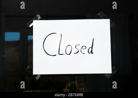 Signe fermé écrit à la main sous pression temporelle. Banque D'Images