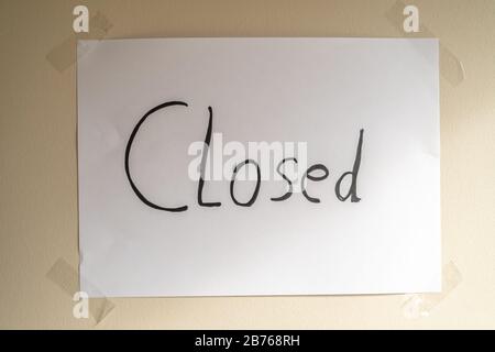 Signe fermé écrit à la main sous pression temporelle. Banque D'Images