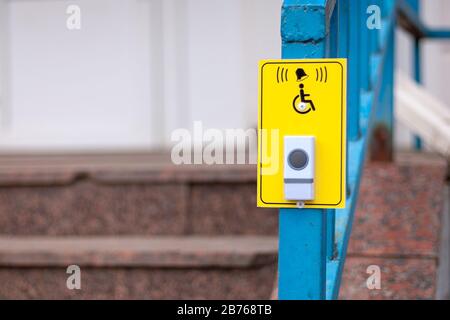 Bouton Bell pour appeler le personnel des clients handicapés dans les escaliers de la pharmacie Banque D'Images