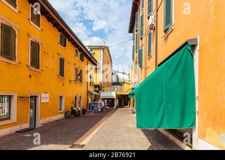 Pescheira del Garda, Lombardie, Italie - 20 août 2019 - vue sur la rue commerçante touristique du village Banque D'Images