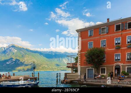 15 août 2019 - Limone Lombardie, Italie - vue sur le port touristique du village Banque D'Images