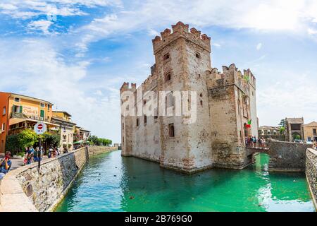 Sirmione Lombardie, Italie - 20 août 2019 - les touristes visitant l'attraction historique populaire Banque D'Images