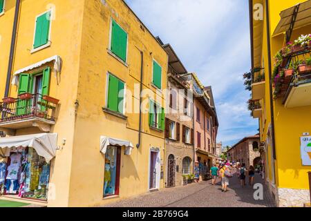 Sirmione Lombardie, Italie - 20 août 2019 - les touristes visitant l'attraction historique populaire Banque D'Images