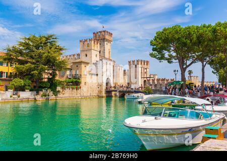 Sirmione Lombardie, Italie - 20 août 2019 - les touristes visitant l'attraction historique populaire Banque D'Images