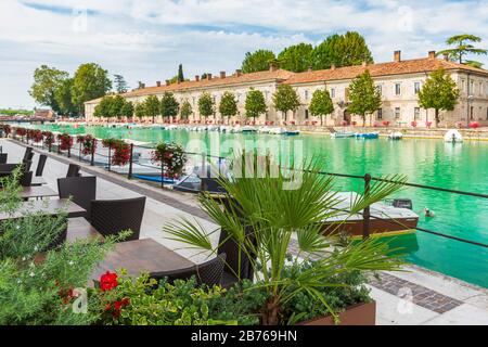 Pescheira del Garda, Lombardie, Italie - 20 août 2019 - sièges et tables vides sur une terrasse de restaurant Banque D'Images