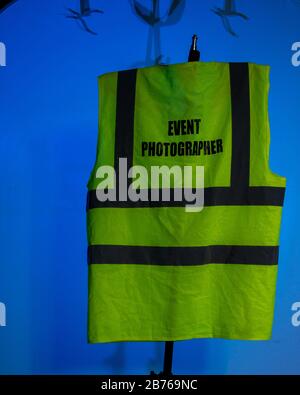 Photographie de produit avec une veste haute visibilité avec diffuseur et veste de couleur éclairée Banque D'Images