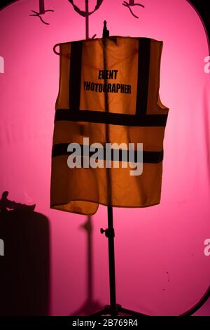 Photographie de produit avec une veste haute visibilité avec diffuseur et veste de couleur éclairée Banque D'Images