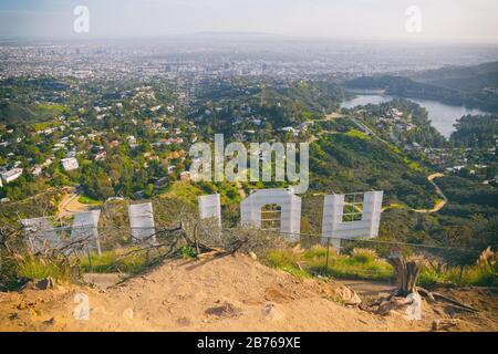 Los Angeles, Californie/États-Unis - le 8 avril 2018 célèbre attraction touristique un célèbre panneau hollywoodien surplombant Los Angeles Banque D'Images