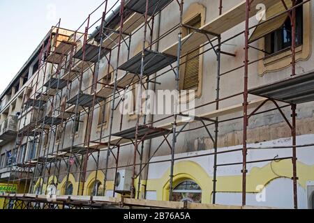 Zrenjanin, Serbie, 12 avril 2018. Échafaudage de bâtiments sur la façade d'un vieux bâtiment pour rénovation. Banque D'Images