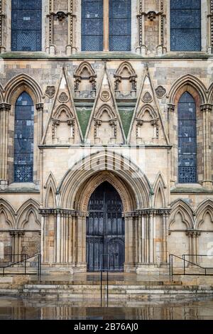 Entrée sud à York Minster - Cathédrale et Église Metropolitique de Saint Peter à York, Yorkshire, Angleterre, Royaume-Uni Banque D'Images