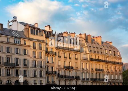 Lumière du soleil tôt le matin sur les bâtiments de Paris, France Banque D'Images