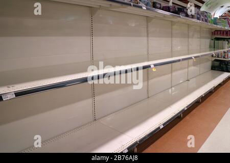 Vider les étagères dans un supermarché à Québec comme les gens paniquent acheter en réponse à l'hystérie Covid-19. Banque D'Images