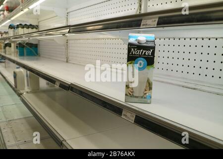 Vider les étagères dans un supermarché à Québec comme les gens paniquent acheter en réponse à l'hystérie Covid-19. Banque D'Images