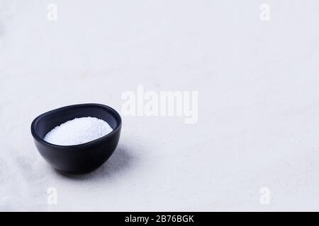 Une tasse de carbonate de soude sur un tissu de coton biologique beige, avec espace de copie Banque D'Images