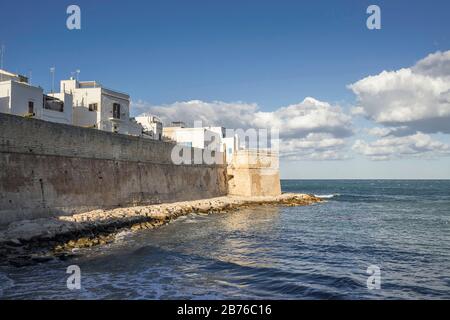 Vue panoramique à Monopoli, province de Bari, Pouilles, sud de l'Italie. Banque D'Images