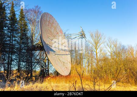 grande antenne radioastronomique dans le signal de diffusion forestière Banque D'Images