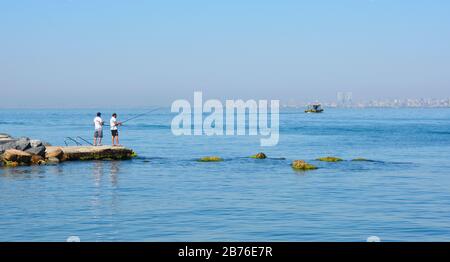 Buyukada, Turquie - 18 septembre 2020. Deux habitants pêchent le poisson sur la rive de l'île de Buyukada, l'une des îles des Princes, également connue sous le nom d'Adalar Banque D'Images