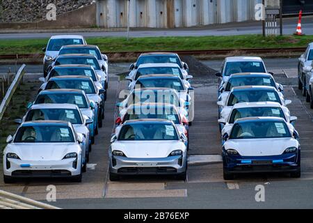 Emden, voitures en attente d'expédition dans le port, usine VW, Frise orientale, Basse-Saxe, Allemagne Banque D'Images