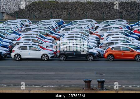 Emden, voitures en attente d'expédition dans le port, usine VW, Frise orientale, Basse-Saxe, Allemagne Banque D'Images