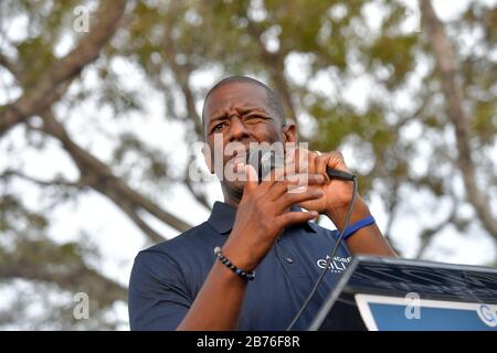 MIAMI Gardens, Floride - 01 novembre : Floride candidat au poste de gouverneur démocrate Andrew Gillum accueille les gens comme il souches pour voix le 1 novembre 2018 à Miami Gardens, en Floride. Gillum, le maire de Tallahassee, fait face à une élection serrée contre le candidat républicain Ron DeSantis People : Andrew Gillum Banque D'Images