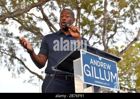 MIAMI Gardens, Floride - 01 novembre : Floride candidat au poste de gouverneur démocrate Andrew Gillum accueille les gens comme il souches pour voix le 1 novembre 2018 à Miami Gardens, en Floride. Gillum, le maire de Tallahassee, fait face à une élection serrée contre le candidat républicain Ron DeSantis People : Andrew Gillum Banque D'Images