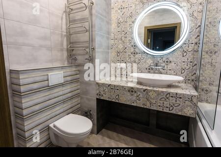 L'intérieur d'une salle de bains moderne combinée à des toilettes Banque D'Images