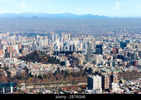 Aperçu de Santiago, Chili en Amérique latine dans une journée ensoleillée. La ville est située à proximité des Andes. Banque D'Images