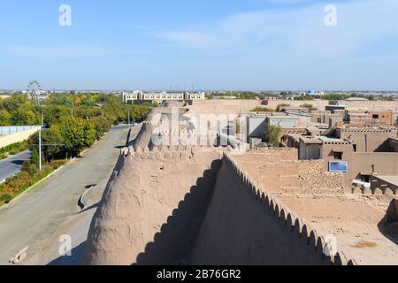 Vue du haut du mur Itchan Kala à Khiva, Ouzbékistan. Murs de briques de 10 m protégeant la ville intérieure d'Ichan Kala. Banque D'Images