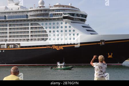 Port Canaveral, États-Unis. 13 mars 2020. 13 mars 2020 - Port Canaveral, Floride, États-Unis - Les Gens regardent comme le bateau de croisière Disney Dream quitte Port Canaveral en Floride le 13 mars 2020. La ligne de croisière a suspendu les opérations de tous les nouveaux départs à compter du 14 mars en réponse à l'éclosion de coronavirus (COVID-19). Crédit: Paul Hennessy/Alay Live News Banque D'Images