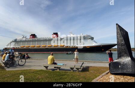 Port Canaveral, États-Unis. 13 mars 2020. 13 mars 2020 - Port Canaveral, Floride, États-Unis - Les Gens regardent comme le bateau de croisière Disney Dream quitte Port Canaveral en Floride le 13 mars 2020. La ligne de croisière a suspendu les opérations de tous les nouveaux départs à compter du 14 mars en réponse à l'éclosion de coronavirus (COVID-19). Crédit: Paul Hennessy/Alay Live News Banque D'Images