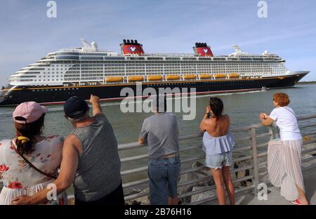 Port Canaveral, États-Unis. 13 mars 2020. 13 mars 2020 - Port Canaveral, Floride, États-Unis - Les Gens regardent comme le bateau de croisière Disney Dream quitte Port Canaveral en Floride le 13 mars 2020. La ligne de croisière a suspendu les opérations de tous les nouveaux départs à compter du 14 mars en réponse à l'éclosion de coronavirus (COVID-19). Crédit: Paul Hennessy/Alay Live News Banque D'Images