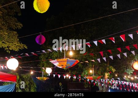 Gurgaon India, Circa 2020 - Photographie de la Décoration de suspension à un festival de foire, carnaval, sur une nuit claire et calme les décorations se composent de la corniche Banque D'Images