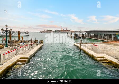 Vue de la promenade Riva degli Schiavoni donnant sur l'église San Giorgio Maggiore et son clocher à Venise, en Italie. Banque D'Images