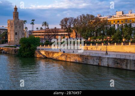 Torre del Oro sur le Guadalquivir. Sevilla, Espagne. Banque D'Images