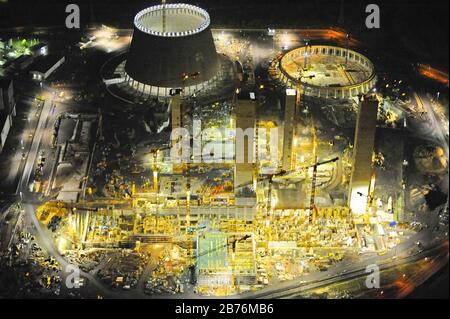 Vue nocturne du chantier de construction de la centrale à charbon de Hamm-Uentrop avec l'ancienne centrale nucléaire THTR-300, 13.12.2008, vue aérienne, Allemagne, Rhénanie-du-Nord-Westphalie, région de la Ruhr, Hamm Banque D'Images
