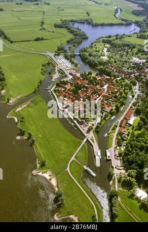 Vieille ville de Hitzacker à la rivière Elbe, 08.08.2012, vue aérienne, Allemagne, Basse-Saxe, Hitzacker Banque D'Images