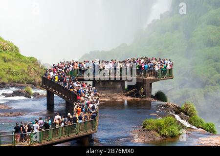 Énorme foule de touristes sur une passerelle au parc national des chutes d'Iguazu, résultat d'un surtourisme pendant le Carnaval et les vacances populaires. Foz do Iguaçu