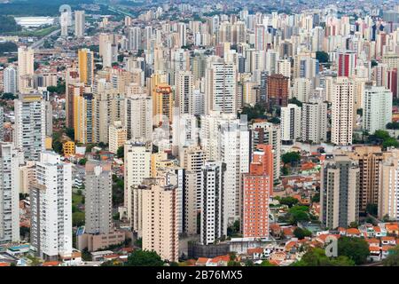 Vue aérienne de la densément peuplée Sao Paulo, Brésil avec de multiples bâtiments résidentiels hauts. Ville également appelée jungle concrète. Banque D'Images