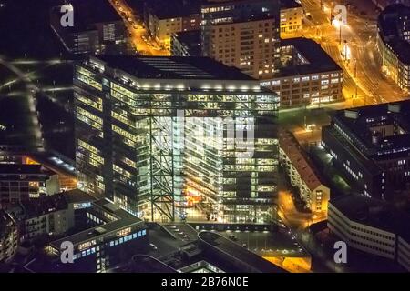 Complexe Das Stadttor à Düsseldorf la nuit, 13.12.2012, vue aérienne, Allemagne, Rhénanie-du-Nord-Westphalie, Basse-Rhin, Düsseldorf Banque D'Images