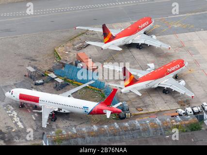 Vue d'ensemble aérienne montrant deux Airbus A318 Avianca Brésil à l'aéroport de Congonhas (CGH / SBSP). Compagnie aérienne en faillite et ne fonctionne plus. Banque D'Images