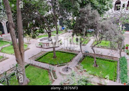 Jardins avec arbres et fontaines dans la Basilique et Couvent de San Francisco de Lima, Pérou Banque D'Images