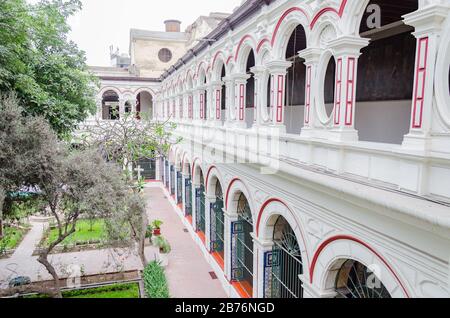 Piste avec arbres dans la Basilique et le couvent de San Francisco de Lima, Pérou Banque D'Images