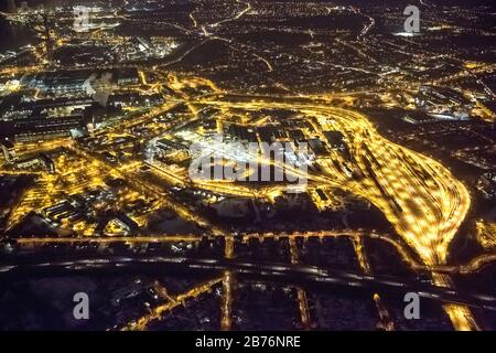 Zone industrielle du chantier de fret à Duisburg-Hamborn et usine de ThyssenKrupp Steel AG à l'usine de Duisburg Bruckhausen la nuit, Allemagne, Banque D'Images