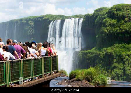Foule de touristes au parc national d'Iguazu (Cataratas do Iguaçu). Sur le tourisme pendant les vacances et les vacances. Chutes d'eau hors du foyer comme arrière-plan.