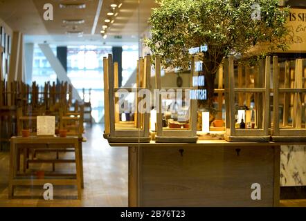 Prague, République Tchèque. 13 mars 2020. Un restaurant est fermé à Prague, en République tchèque, le 13 mars 2020. Le gouvernement tchèque a déclaré jeudi un état d'urgence de 30 jours après une réunion extraordinaire du cabinet sur l'épidémie de COVID-19. L'accès du public aux installations sportives, aux salles de gym, aux piscines, aux installations de bien-être et aux saunas, aux clubs de musique et de société, aux bibliothèques ou aux galeries sera interdit à partir de 6 heures du vendredi. Crédit: Dana Kesnerova/Xinhua/Alay Live News Banque D'Images