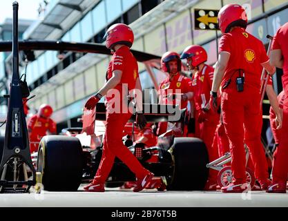 L'écurie Ferrari répète un changement de pneu de piste de fosse avant le Grand Prix de Formule 1 d'Australie Banque D'Images