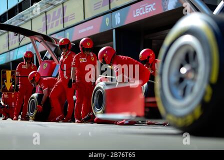 L'écurie Ferrari répète un changement de pneu de piste de fosse avant le Grand Prix de Formule 1 d'Australie Banque D'Images